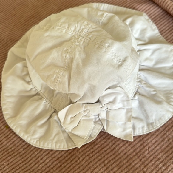Hat, gap, white with bow, 6-12m - Picture 1 of 4
